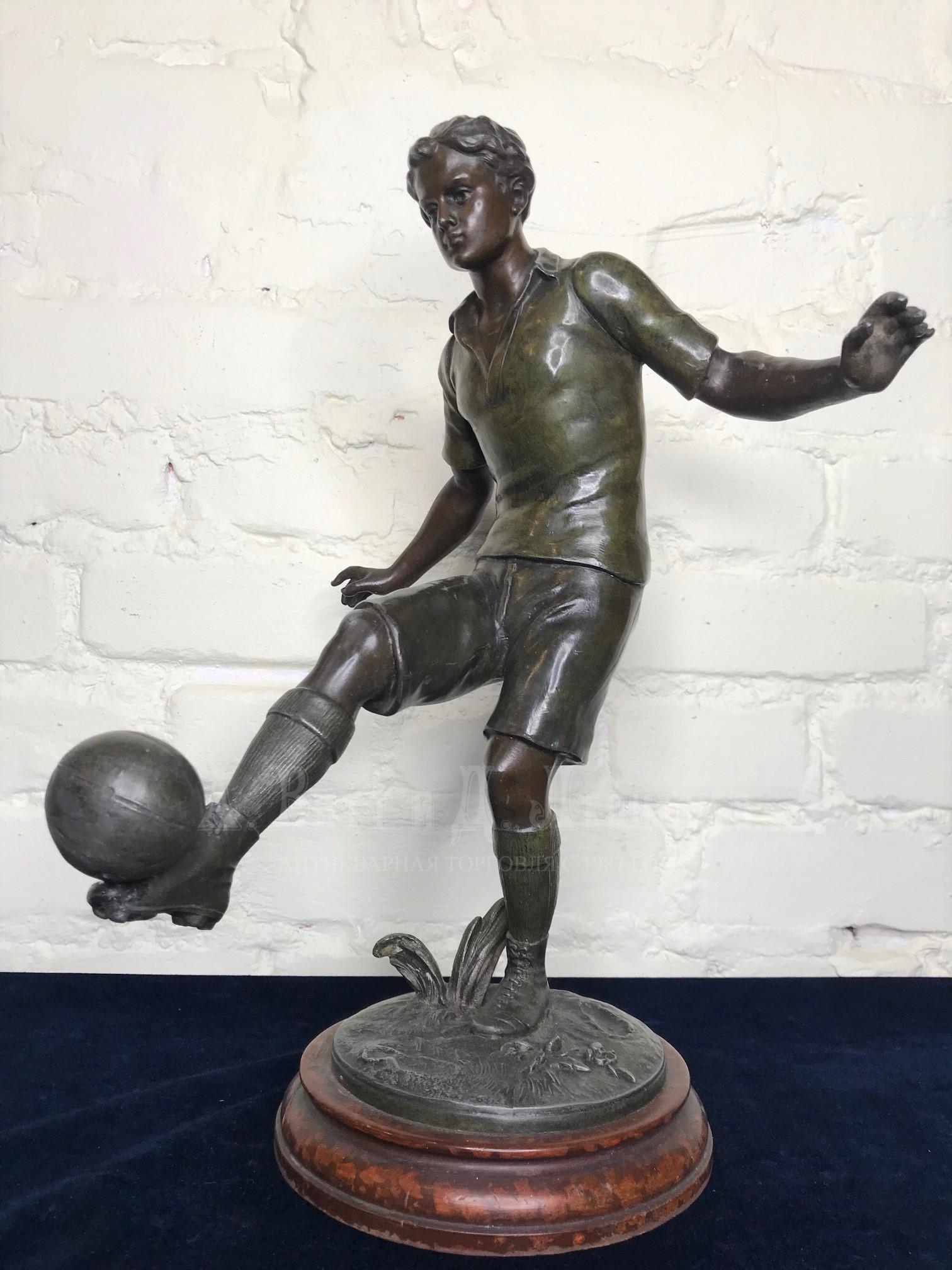 Футболист чеканит мяч скульптура спортивная
